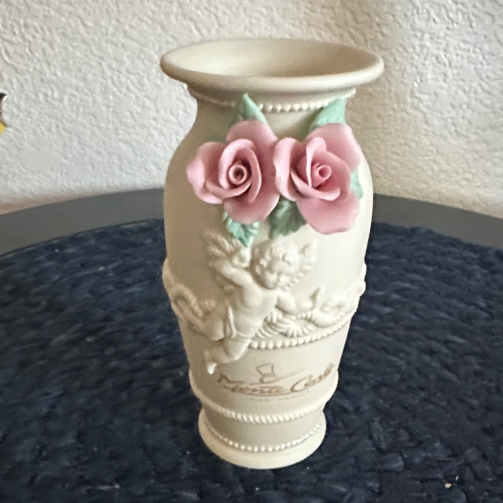 NEW /Never Used - Monte Carlo Las Vegas Casino Cream Vase with Pink Rose Accents - Picture 1 of 6